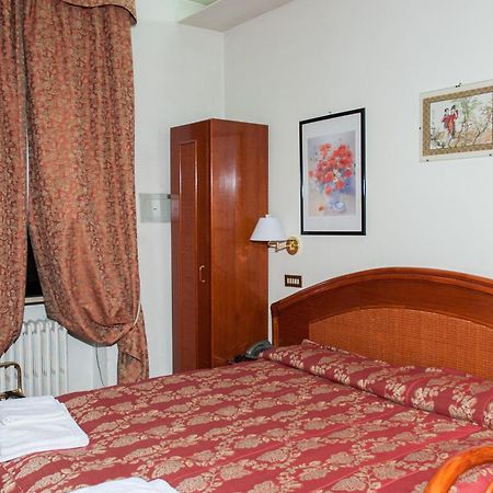 Vip Hotel Πιατσέντζα Εξωτερικό φωτογραφία