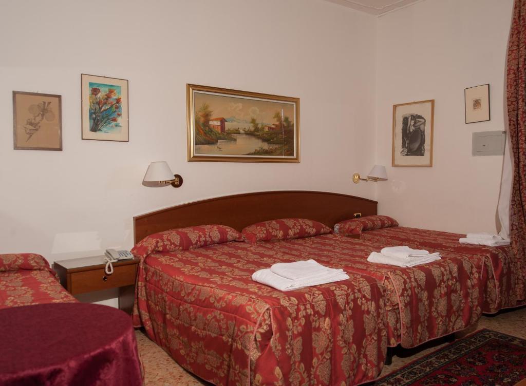 Vip Hotel Πιατσέντζα Δωμάτιο φωτογραφία