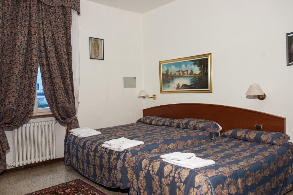 Vip Hotel Πιατσέντζα Δωμάτιο φωτογραφία