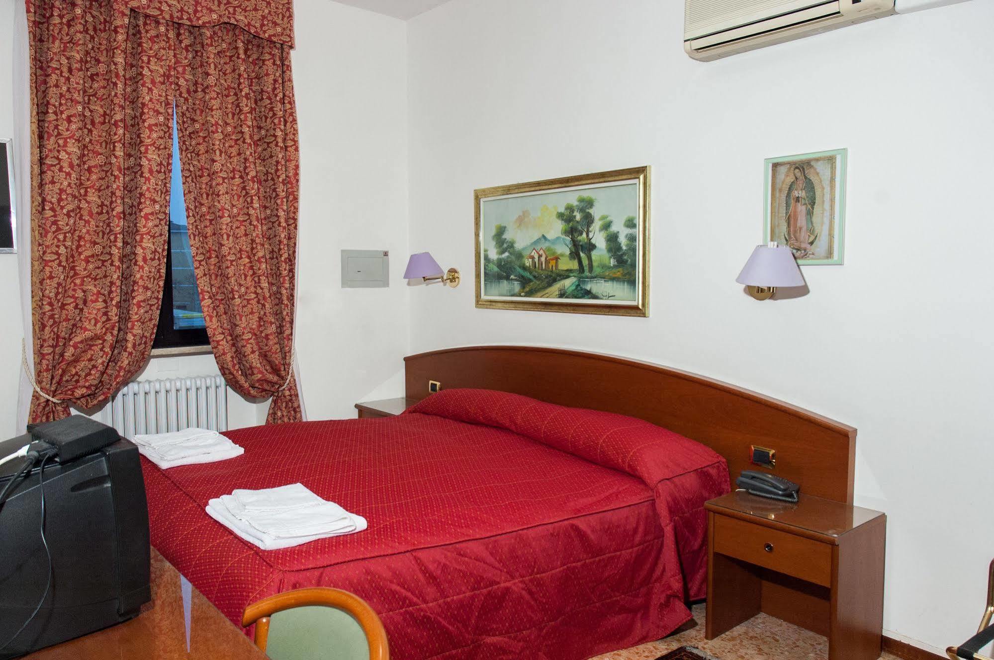 Vip Hotel Πιατσέντζα Εξωτερικό φωτογραφία