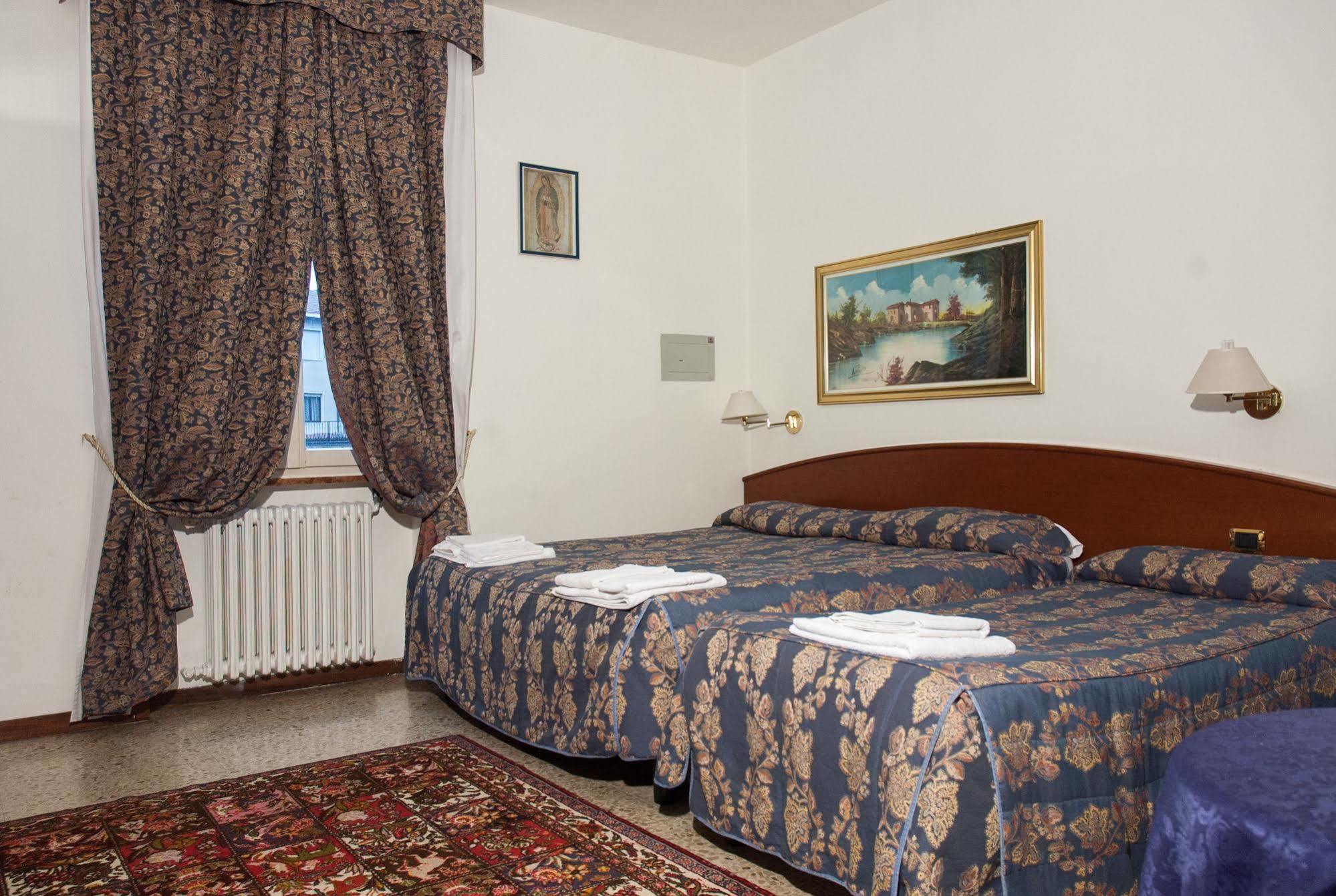 Vip Hotel Πιατσέντζα Εξωτερικό φωτογραφία