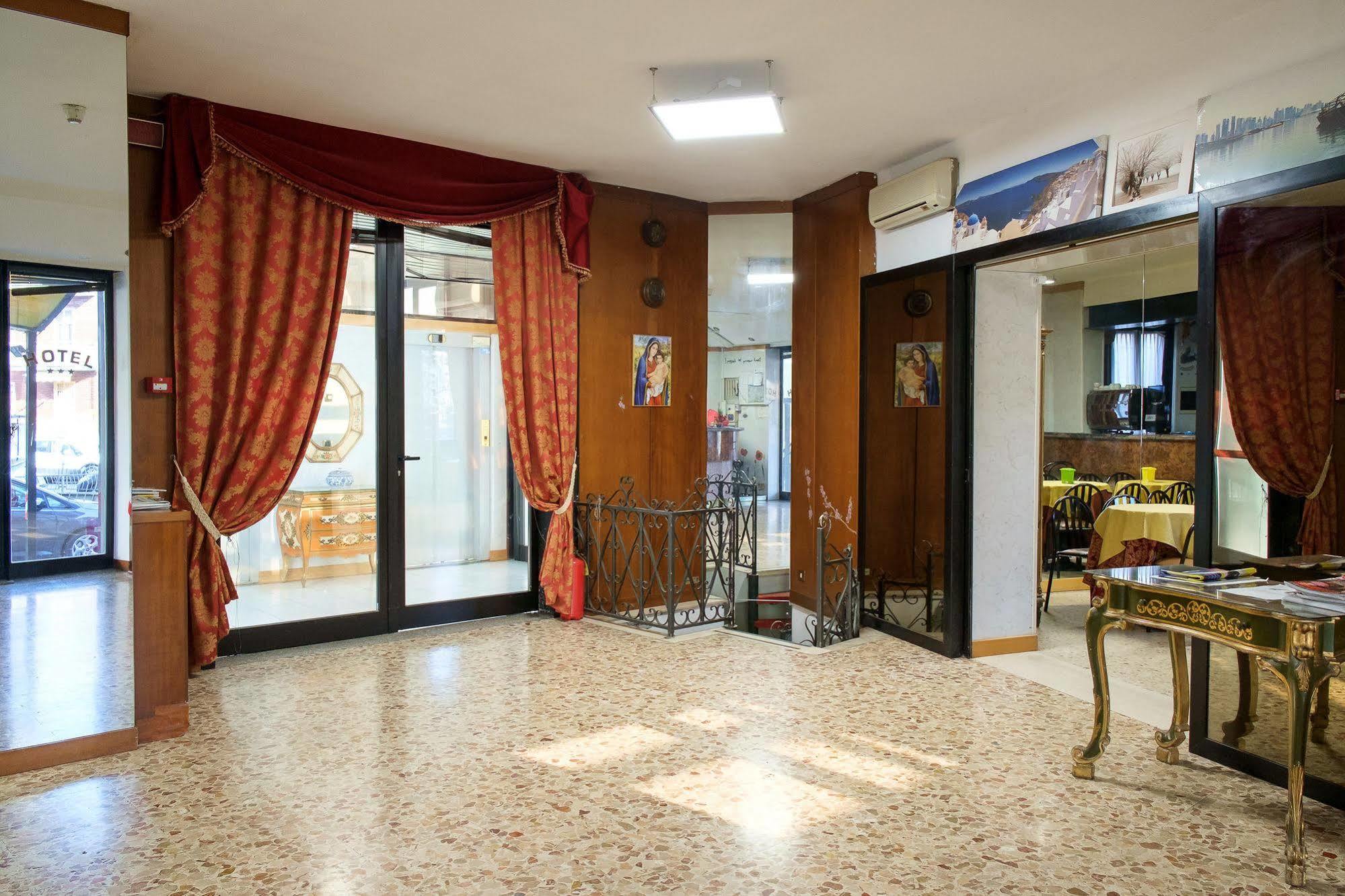 Vip Hotel Πιατσέντζα Εξωτερικό φωτογραφία