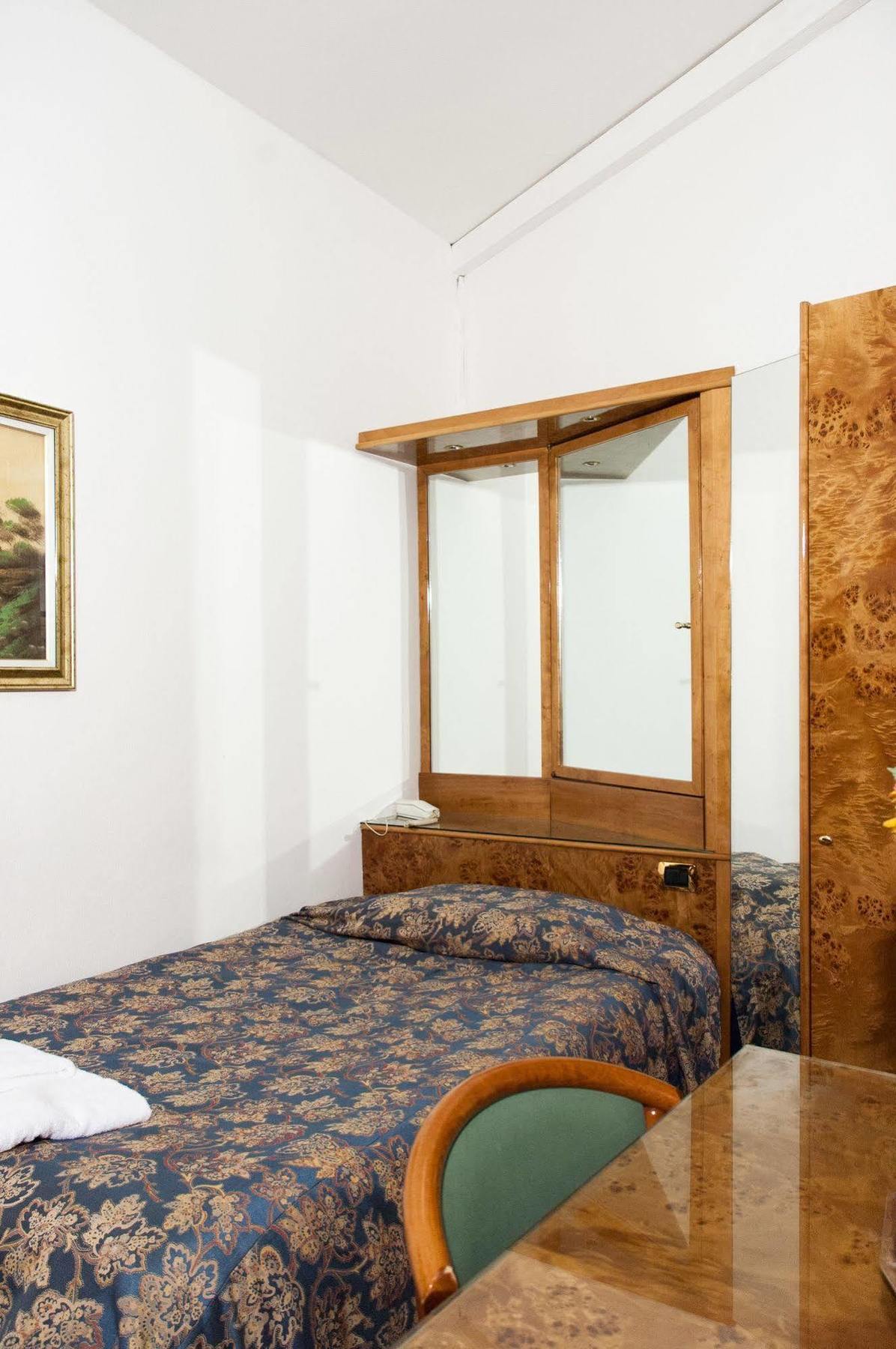 Vip Hotel Πιατσέντζα Εξωτερικό φωτογραφία
